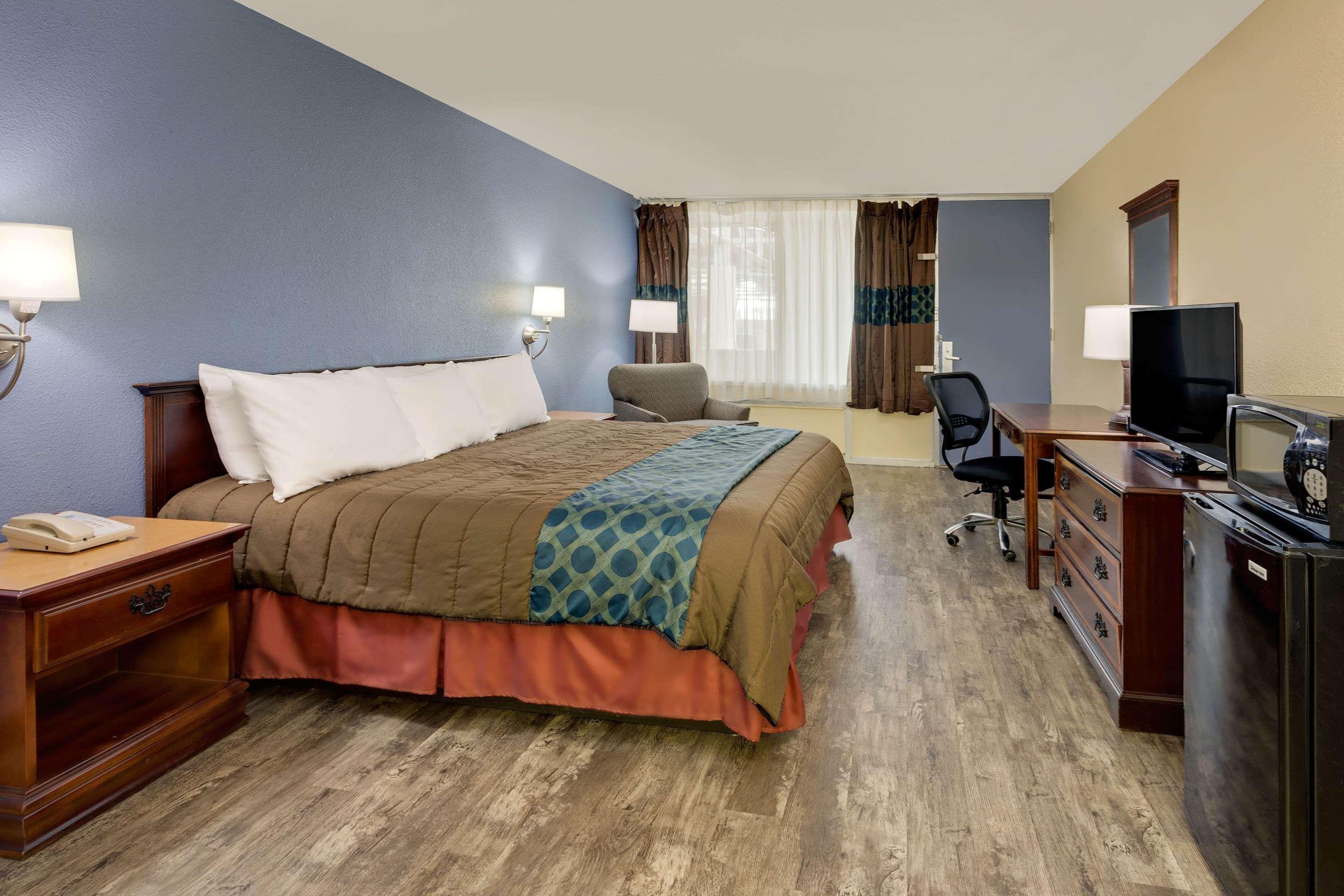Days Inn By Wyndham Montgomery Near Aum Eksteriør bilde