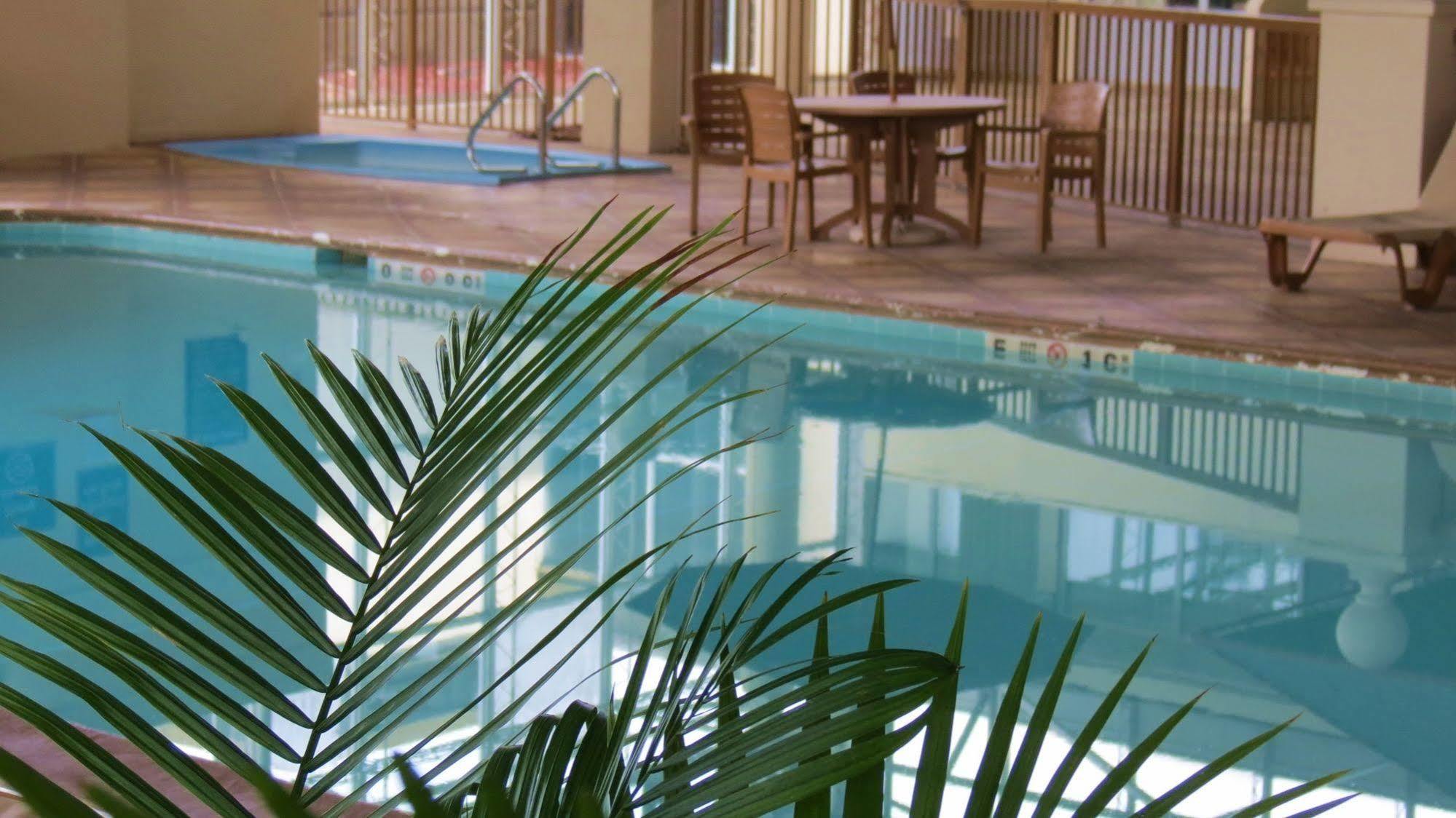 Days Inn By Wyndham Montgomery Near Aum Eksteriør bilde
